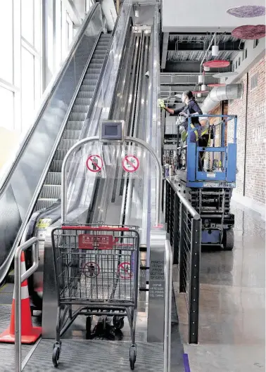  ?? Michael Wyke / Contributo­r ?? H-E-B installed a special escalator to move shoppers between the store and the parking garage.