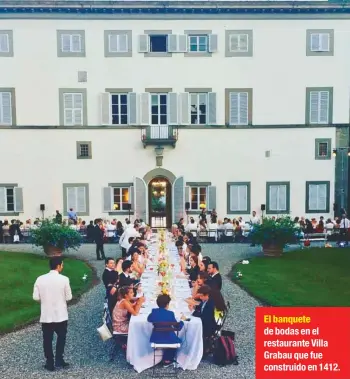  ??  ?? El banquete de bodas en el restaurant­e Villa Grabau que fue construido en 1412.
