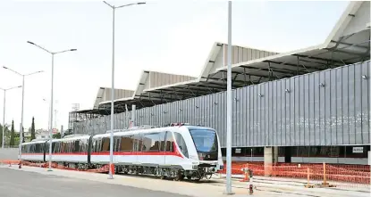  ?? FERNANDO CARRANZA ?? La operación de la nueva línea del Tren Ligero presenta ocho meses de atraso