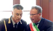  ?? (foto Rensi) ?? Dialogo Il sindaco Alessandro Andreatta e il comandante della polizia locale, Lino Giacomoni