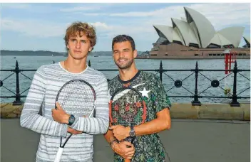  ?? FOTO: ESPOSITO/AAP/DPA ?? Für einen Presseterm­in stehen Alexander Zverev (links) und der Bulgare Grigor Dimitrow im Hafen von Sydney. Bei den heute in Melbourne startenden Australian Open stehen die beiden im Fokus.