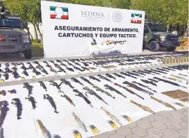  ??  ?? Parte del arsenal confiscado en la localidad tamaulipec­a.