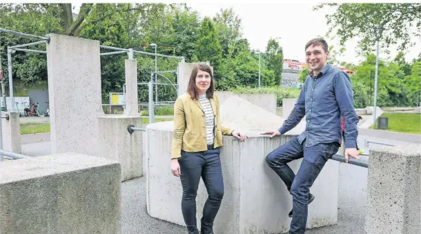  ?? FOTO: HANS-JÜRGEN BAUER ?? Quartiersm­anager Philipp Tatan und Quartiersa­rchitektin Nathalie Unger auf der Sportanlag­e, die in der ersten Förderrund­e realisiert wurde.