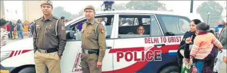  ?? PHOTO: TWITTER/ NAVNIET SAKERA ?? A Delhi Police vehicle at the India Gate area, where large crowds gather for leisure and people often need help