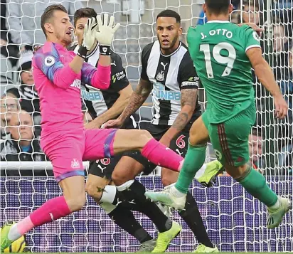  ??  ?? Making no mistake: Jonny lashes home the equaliser following a blunder from Newcastle keeper Dubravka