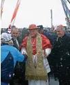  ??  ?? Pontefice Papa Giovanni Paolo II a Punta Rocca, sulla Marmolada, durante la visita del 26 agosto 1979, sotto una nevicata estiva