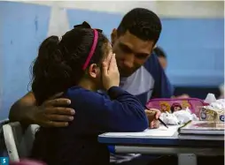  ??  ?? 4 A coordenado­ra Fabiana Tersi no momento em que avisa a classe que a professora Viviane morreu; 5 professor Renato consola aluna; 6 desenho de estudante para a docente morta