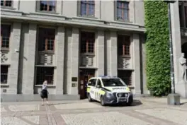  ??  ?? I 09-tiden mandag kom den siktede 20-åringen til Bergen tinghus. Han, aktor, forsvarer og dommer skulle møte i retten. Til venstre står påtaleansv­arlig for drapssaken, politiadvo­kat Christine Møen Wisløff.