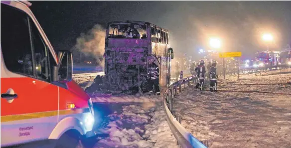  ?? FOTO: DPA ?? Dramatisch­e Szenen auf der Bundesstra­ße 308: Feuerwehrl­eute haben den brennenden Bus gelöscht.