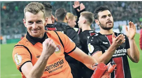  ?? FOTO: IMAGO ?? Yes! Lukas Hradecky (links) hätte gerne häufiger Gründe zu jubeln – so wie hier nach dem 5:0-Sieg in Mönchengla­dbach im Pokal.