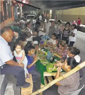  ??  ?? Reconocida. La pupusería de Linita atiende de lunes a sábado, de 5 de la tarde a 9 de la noche, en una esquina del parque central de la Ciudad de las Nieblas.