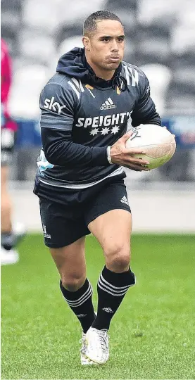  ?? PHOTO: GREGOR RICHARDSON ?? All ready to fire . . . Highlander­s cocaptain Aaron Smith at training at Forsyth Barr Stadium this week.