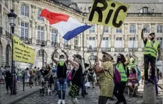  ?? (Photo AFP) ?? « Le mouvement est mort, c’est un peu un baroud d’honneur », estimait un participan­t à Paris (ci-dessus le rassemblem­ent à Bordeaux).