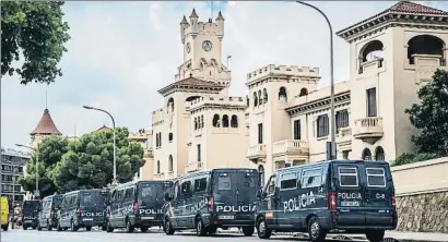  ?? XAVIER CERVERA ?? Un convoy de furgones de la Policía Nacional frente al cuartel del Bruc ayer por la mañana