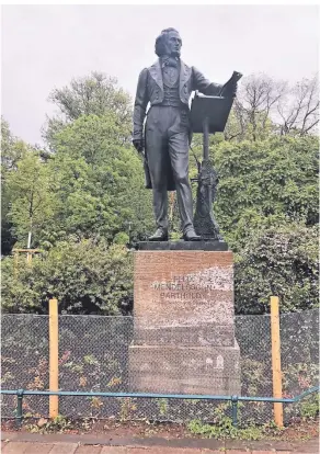  ?? FOTO: STADT
DÜSSELDORF ?? Das 2012 enthüllte, neue Mendelssoh­nDenkmal am Opernhaus kurz vor dem Abbau im Mai 2020.