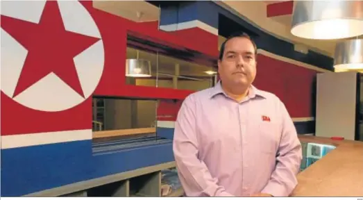  ?? EFE ?? Alejandro Cao de Benós, en el local que la Asociación de Amigos de la República de Corea del Norte tiene en Tarragona.