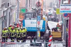  ?? — AFP ?? Policemen and firemen walk at the site where two buildings collapsed on Tuesday in Marseille.