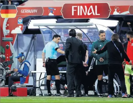  ??  ?? FINAL. El árbitro serbio Mazic consulta el VAR en el último partido de la Confecup entre Alemania y Chile.
