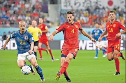  ?? ?? Pau Torres realiza un pase en el partido de ayer bajo la atenta mirada de Rodrigo.