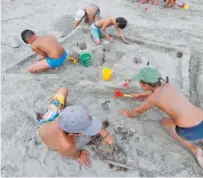  ?? FOTO JOSÉ PARDO ?? Un grupo de niños en la playa de Cabanas
