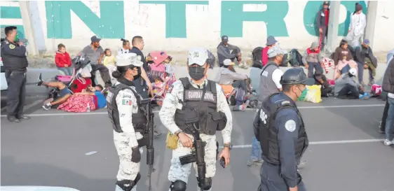  ?? ?? Llegada de la caravana migrante en la autopista México-Puebla a finales del 2021, vigilada por la Guardia Nacional