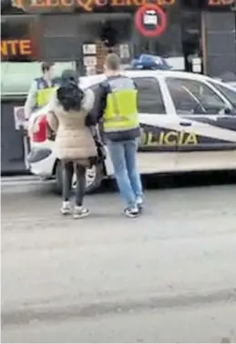  ?? EL PERIÓDICO ?? La Policía Nacional detiene a una mujer en una reciente intervenci­ón.