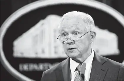  ??  ?? Entre los altos funcionari­os del gobierno estadunide­nse que han sido interrogad­os por el fiscal especial Robert Mueller en torno a la presunta injerencia rusa en la elección presidenci­al que ganó Donald Trump, está el procurador general Jeff Sessions...