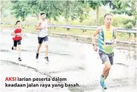  ??  ?? AKSI larian peserta dalam keadaan jalan raya yang basah.