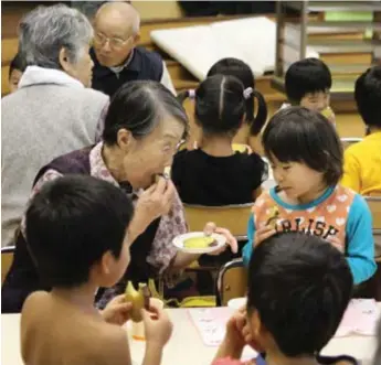  ?? FOTO: KOTOEN ?? GAMMAL OCH UNG. Gemensamma måltider funkar fint i Japan.