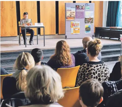  ?? FOTO: MICHAEL SCHÜTZ ?? In der Stadtbüche­rei traten die jeweiligen Schulsiege­r – hier Baturay Cankilic – zum Stadtentsc­heid im Vorlesewet­tbewerb an.