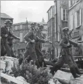  ??  ?? Trupat naziste në Francën e pushtuar