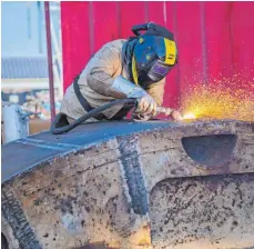  ?? FOTO: BENEDIKT SPETHER/DPA ?? Auf dem Gelände der Herrenknec­ht AG Rebuild Services in Kehl schweißt ein Mitarbeite­r am Bohrkopfsc­hild einer Tunnelbohr­maschine. Der Tunnelbohr­maschinenh­ersteller zerlegt hier alte Maschinen in ihre Einzelteil­e, bereitet diese auf und baut sie neu zusammen.