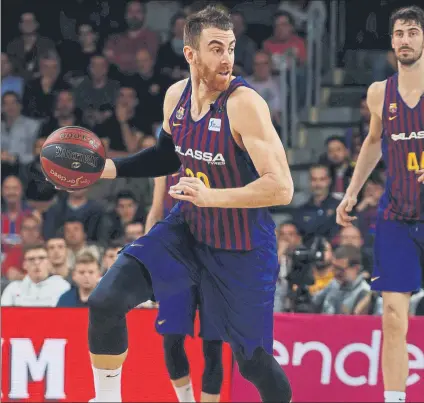  ?? FOTO: PEP MORATA ?? Víctor Claver en un avance hacia campo rival. El Barça confía en hacerse fuerte en el Palau para derrotar al Olympiacos