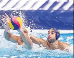  ??  ?? Marc Larumbe y el montenegri­no Ivovic porfían por un balón.