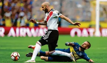  ??  ?? Kämpfende Lokalrival­en: River Plate um Ex-Nürnberg-Profi Javier Pinola (links) und Boca Juniors treffen am Sonntag im Estadio Santiago Bernabéu aufeinande­r. Das Hinspiel am 11. November endete 2:2. Foto: Gustavo Ortiz, dpa