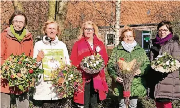  ??  ?? Die Landfrauen laden auch mit Blumen zum Ostermarkt.