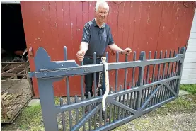  ?? MURRAY WILSON/ STUFF ?? The wandering gate is back where it belongs, with owner David Wilkins.