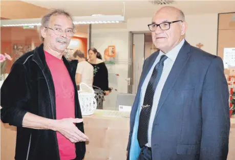  ?? FOTO: GR ?? Rudi Kitzberger und Berthold Vaas blicken zum Klinikjubi­läum in Ellwangen auf ihre Zeit in Ellwangen zurück. Sie haben in den vergangene­n 40 Jahren viele Veränderun­gen erlebt.