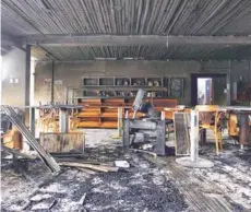  ??  ?? El incendio arrasó con la colección literaria, muebles y aparatos electrónic­os.