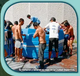  ??  ?? Se bañaron y lavaron su ropa en la Ciudad Deportiva.