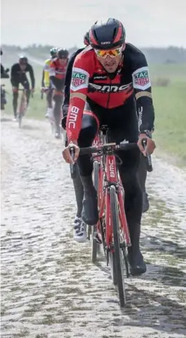  ?? FOTO PHOTO NEWS ?? Van Avermaet loodst zijn ploegmaats over de stenen.