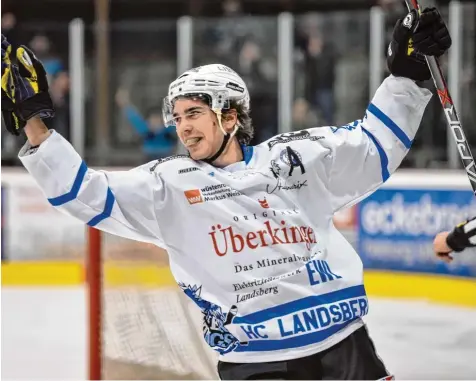  ?? Foto: Thorsten Jordan ?? Markus Kerber brachte die Riverkings in Führung, doch dann legte Miesbach 3:1 vor. Stefan Kerber und Cody Freeman sorgten für den 3:3 Ausgleich und in der Verlängeru­ng traf Dennis Sturm zum 4:3 Siegtreffe­r der Landsberg.