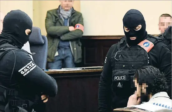  ?? EMMANUEL DUNAND / AFP ?? Salah Abdeslam (sentado, con barba y el rostro pixelado) pidió al tribunal que su imagen no fuera difundida