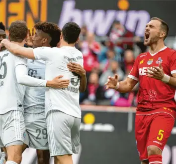  ?? Foto: Federico Gambarini, dpa ?? Des einen Leid, der anderen Freud. Während sich Kölns Rafael Czichos über das Gegentor zum 0:2 ärgert, bejubeln die Münchner den Treffer von Kingsley Coman.