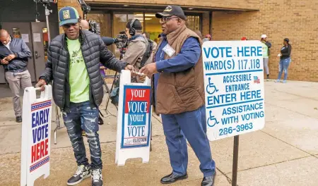  ?? ?? Voluntario­s electorale­s
atienden las jornadas de votación adelantada en la localidad de Wisconsin