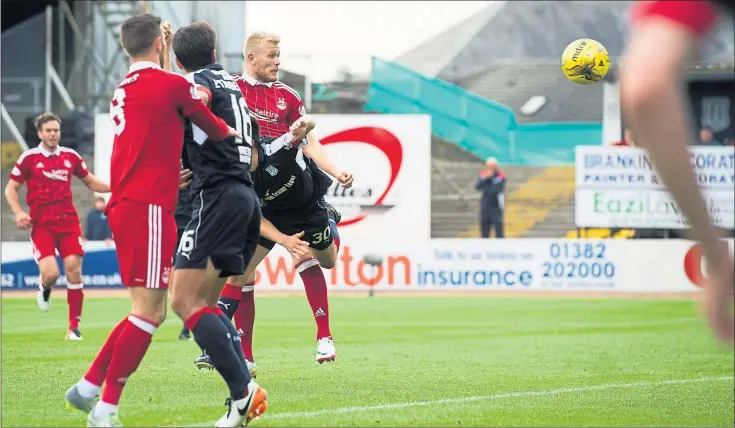 ?? Picture: SNS ?? LATE ARRIVAL: Jayden Stockley gets in front of the Dundee defence to put Aberdeen 2-1 in front. Wes Burns, his fellow substitute, would secure victory by winning a penalty.