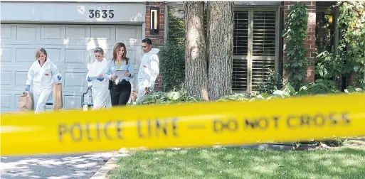  ?? VINCE TALOTTA TORONTO STAR FILE PHOTO ?? Peel police detectives investigat­e at 3635 Pitch Pine Cres. in Mississaug­a where three people were found dead between 2009 and 2013.