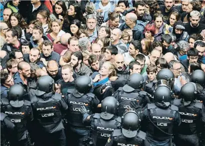  ?? ALBERtO EStÉVEZ / EFE ?? Un cordó d’agents antiavalot­s al voltant d’una escola de Barcelona l’1-O