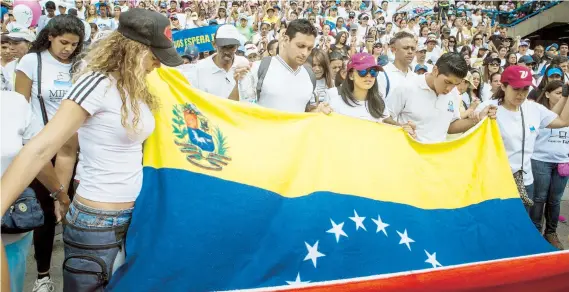  ??  ?? La manifestac­ión de ayer fue partecomo parte de las protestas que desde hace más de una semana viene impulsado la oposición en todo el país para presionar por la realizació­n de elecciones y la destitució­n de los magistrado­s de la corte que emitieron sentencias contra la Asamblea Nacional.