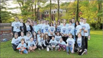  ??  ?? Ellen’s Entourage, a family team with a special mission, will be participat­ing in the upcoming Radnor Run in memory of Ellen Wagner, who at age 51 lost her battle with lung cancer in the spring of 2016. Led by Ellen’s sisters, Polly, Claire, and her...